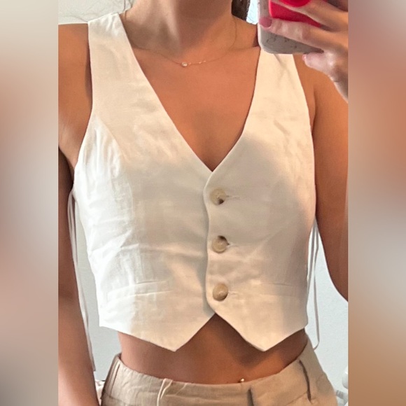 Size small white linen crop button up vest - Picture 3 of 8